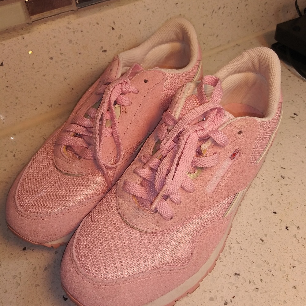 REEBOK CLASSICS WMNS SIZE 7 - Picture 1 of 3